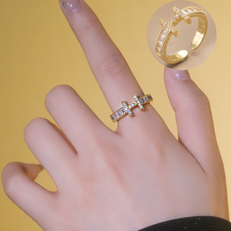 Anello Aperto Regolabile Minimalista alla Moda con Fascia in Rame Placcato Oro e Design con Lettere Incise per Donne