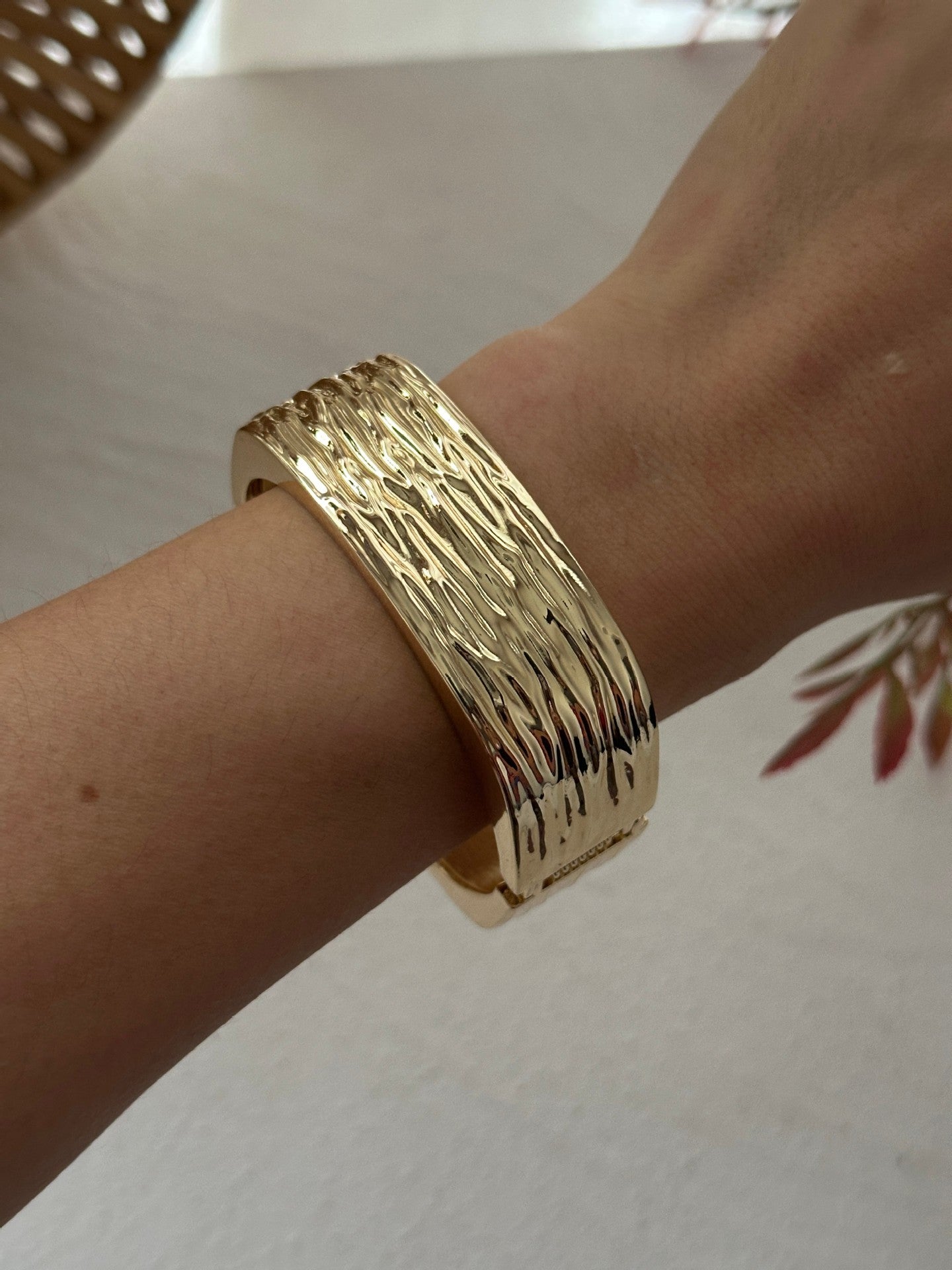 Bracciale a fascia larga aperto con molla irregolare in lega geometrica martellata