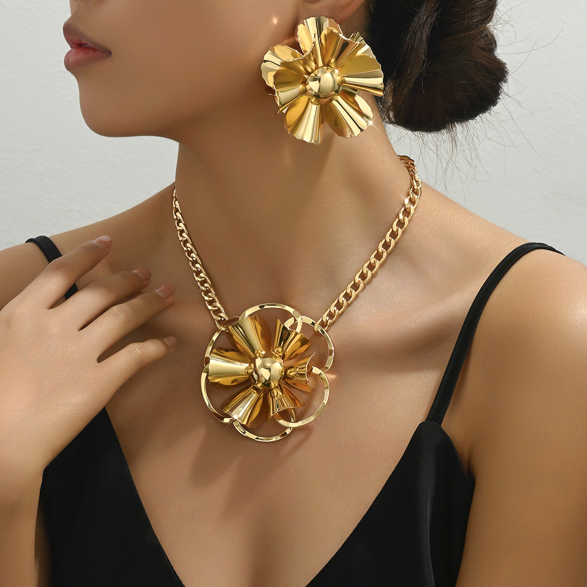Set collana con pendente floreale e orecchini a perno in lega con placcatura e design a petalo per donna, stile minimalista di lusso