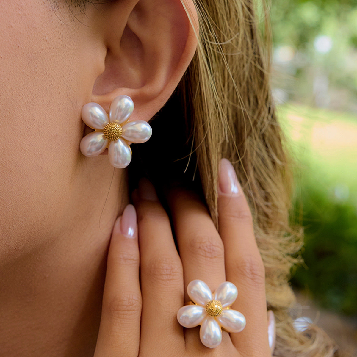 Anello in acciaio al titanio stile floreale con finitura galvanizzata per donna, orecchini e bracciale in acciaio inossidabile