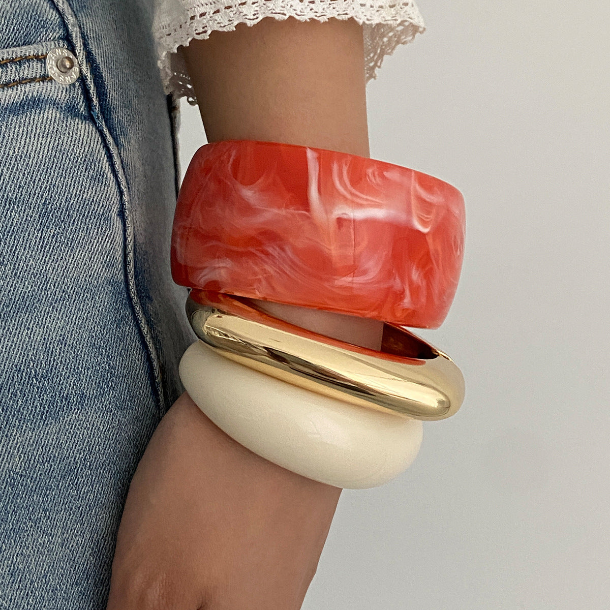 Bracciale rigido aperto a C geometrico oversize in lega con finitura placcata da donna
