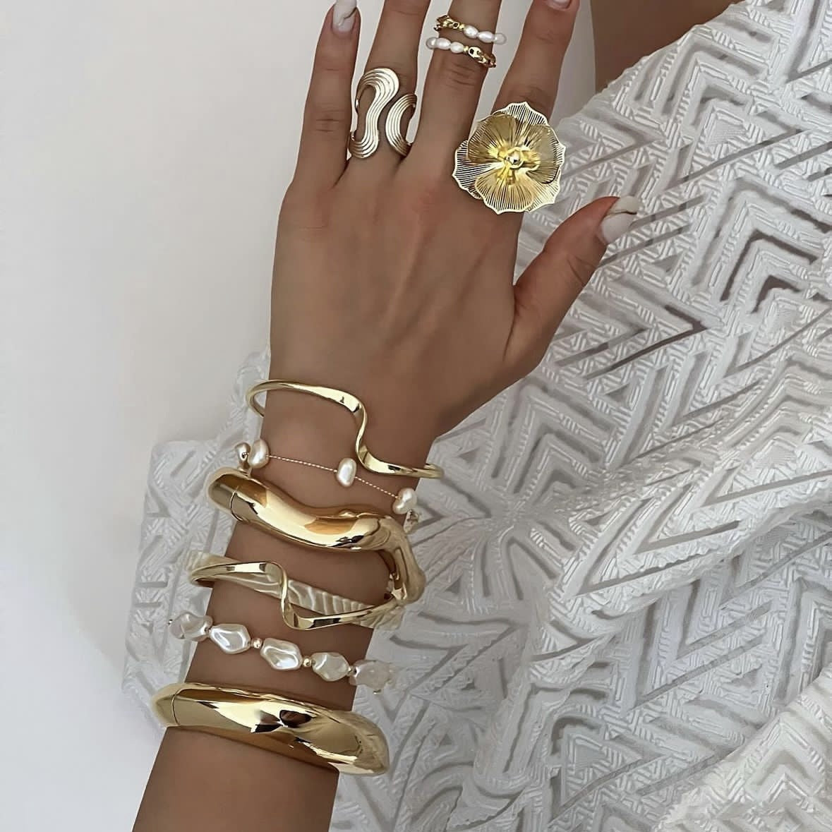 Fashion Trendy Exaggerated Geometric Plated Alloy Bracelet with Smooth Line Design