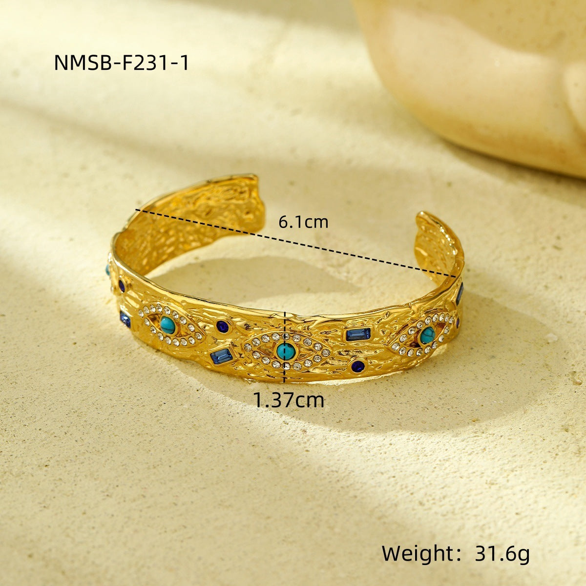 Pulsera de acero titanio de estilo vintage con acabado pulido y patrón circular texturizado para mujer