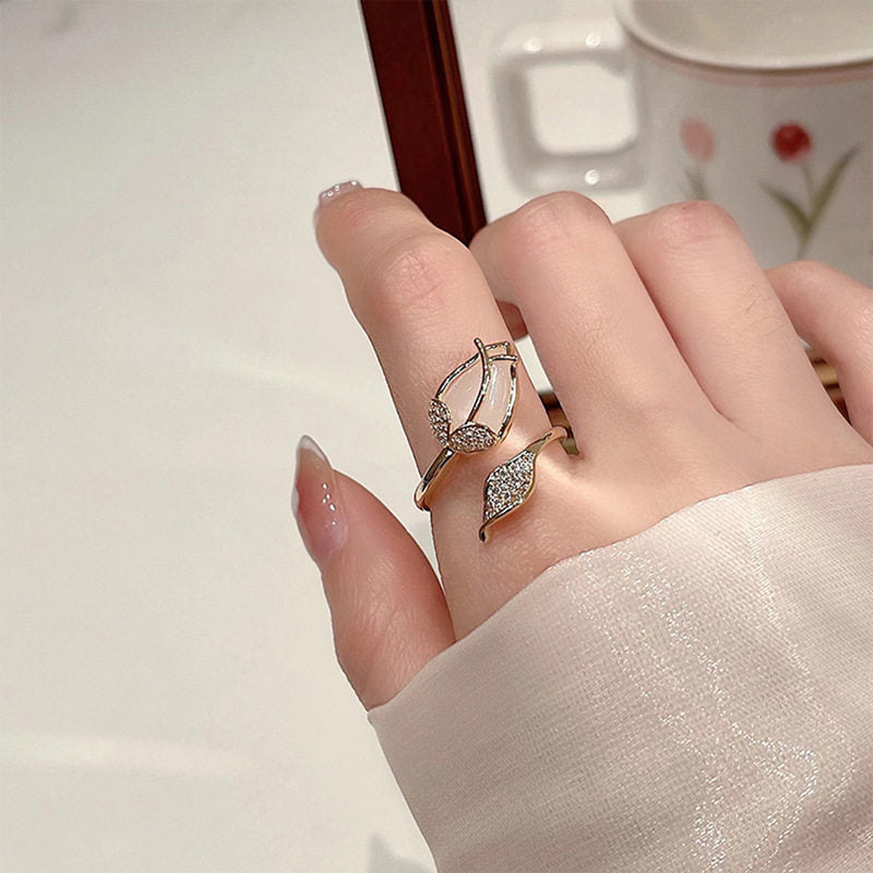 Anello Elegante in Rame a Forma di Fiore con Finitura Placcata per Donne, Anello a Fascia Aperta Regolabile con Design a Bocciolo Attorcigliato, Accessorio Delicato e Alla Moda per l'Uso Quotidiano