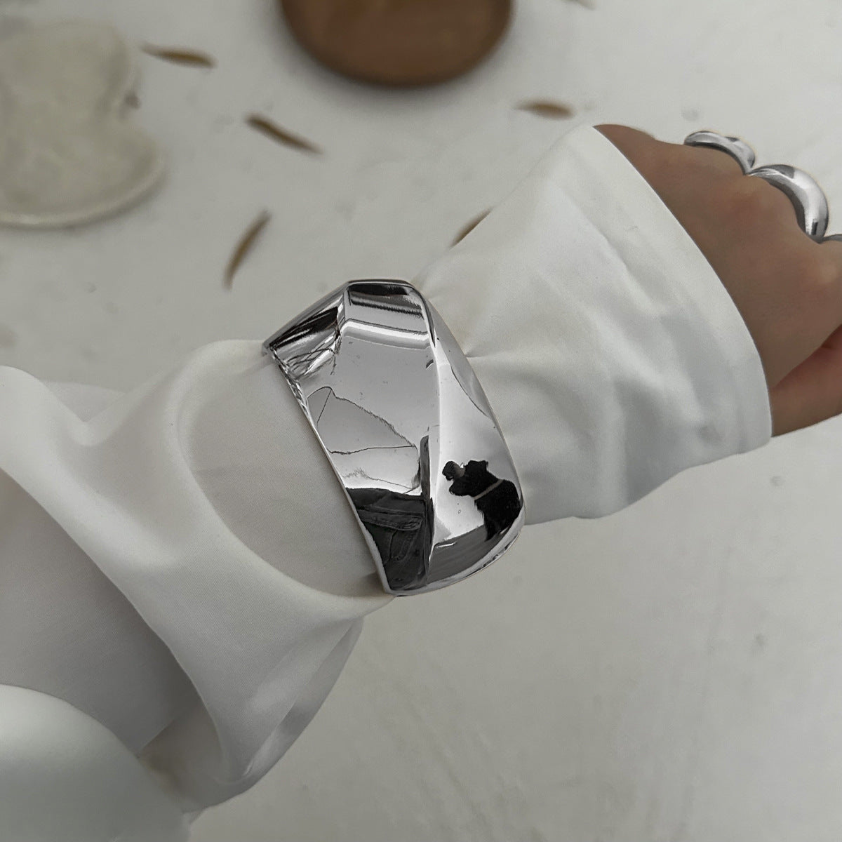 Pulsera de metal ancha ondulada irregular exagerada con diseño de muelle pulido y líneas geométricas