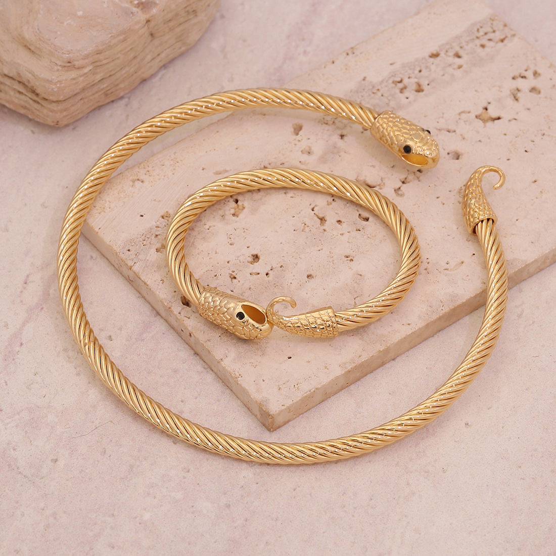 Edgy Snake-Shaped Collar Necklace Set with Iron Construction for Women