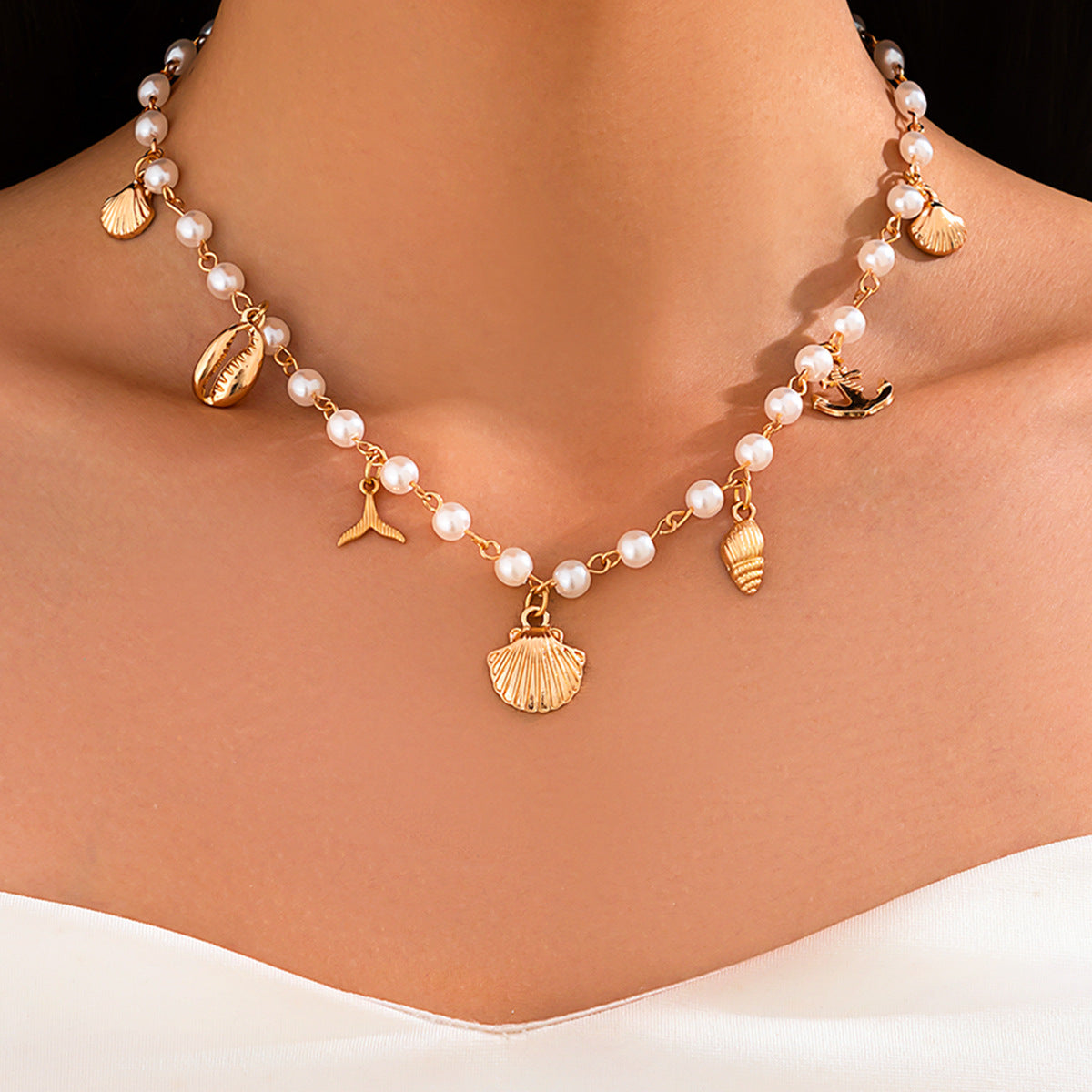 Collana pendente minimalista con stella e conchiglia, nappina e design a coda di sirena, in lega con finitura placcata