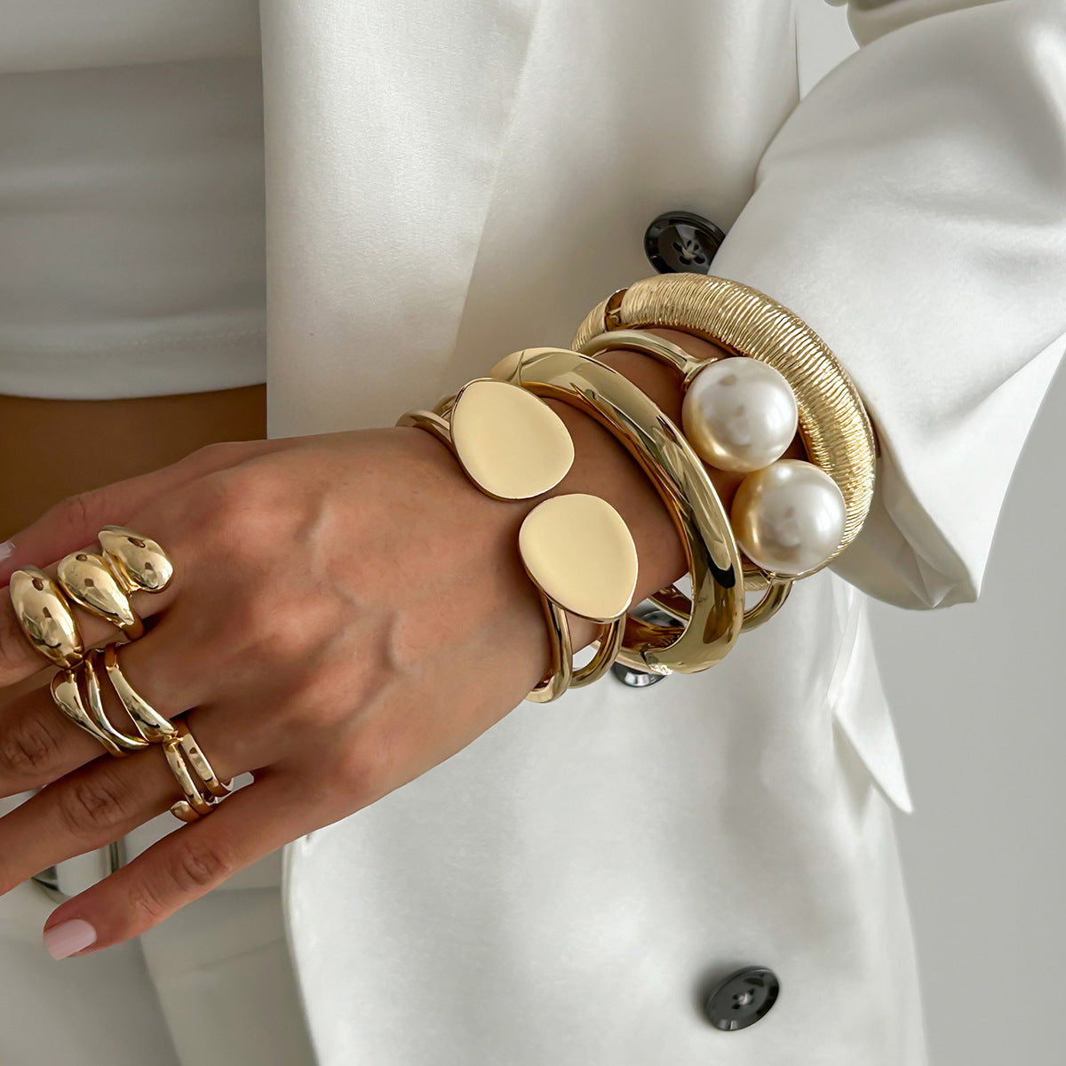 Bracciale Rigido Aperto Stile Perla Oversize con Fascia Larga, Texture a Goccia, Lega Galvanizzata, Chiusura a Molla