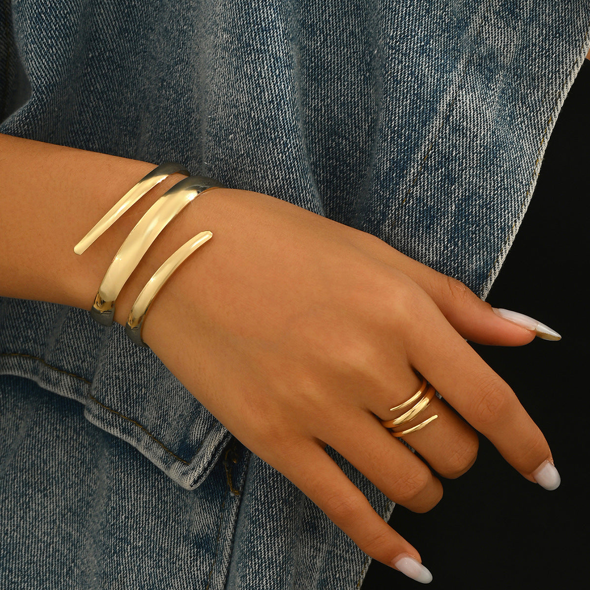 Set di Bracciale e Anello Geometrico Minimalista da Donna in Lega con Finitura Placcata, Design Curvo, Accessorio di Moda