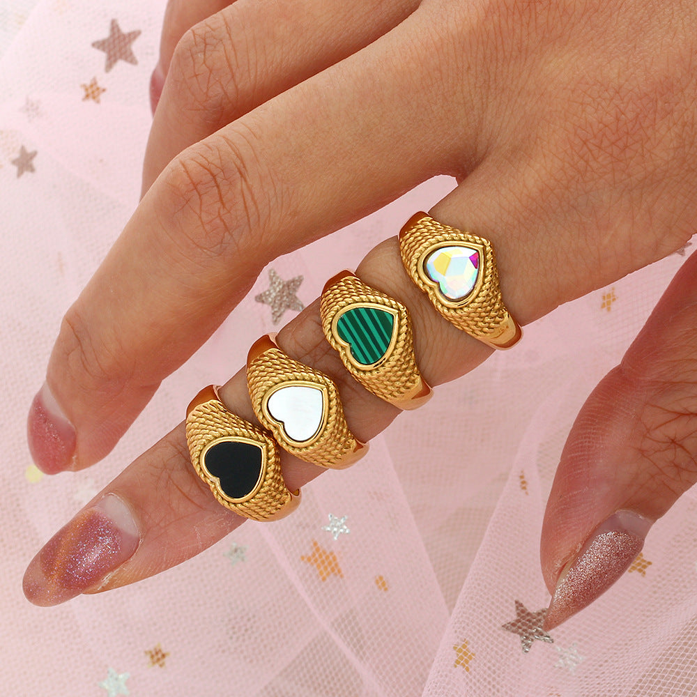 Anillo de acero inoxidable con forma de corazón estilo lujo, baño de oro de 18K y diseño trenzado.