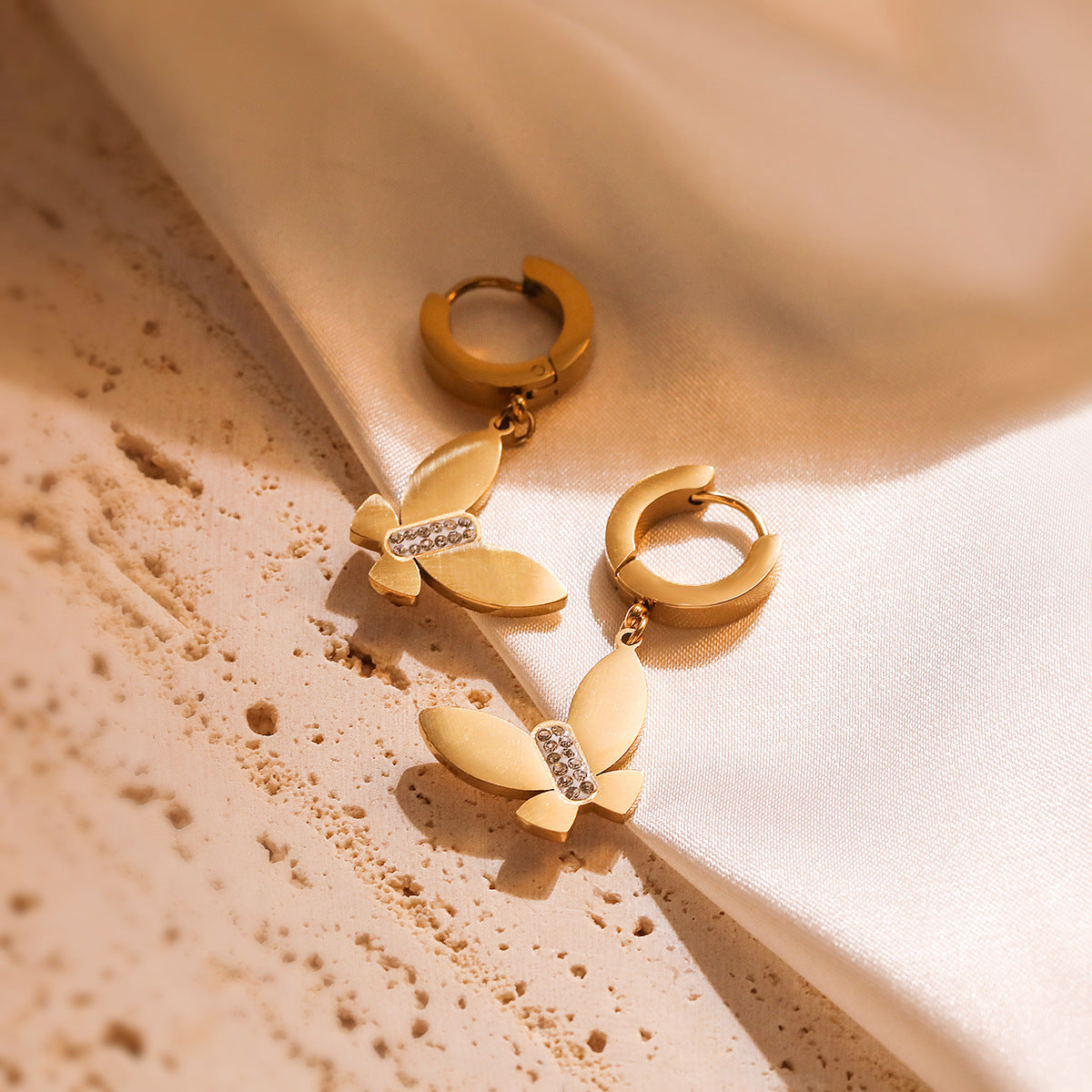 Orecchini da donna minimalisti in acciaio al titanio a forma di farfalla con placcatura in oro vero