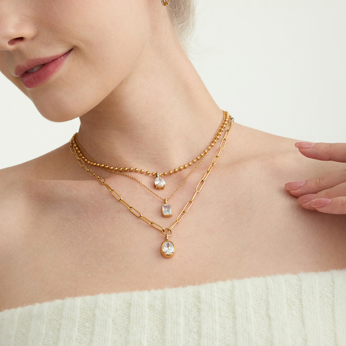 Collana da donna in acciaio al titanio placcato oro 18 carati con zirconi geometrici di lusso