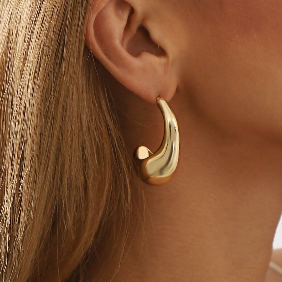 Pendientes minimalistas geométricos en forma de coma de aleación con acabado chapado para mujer