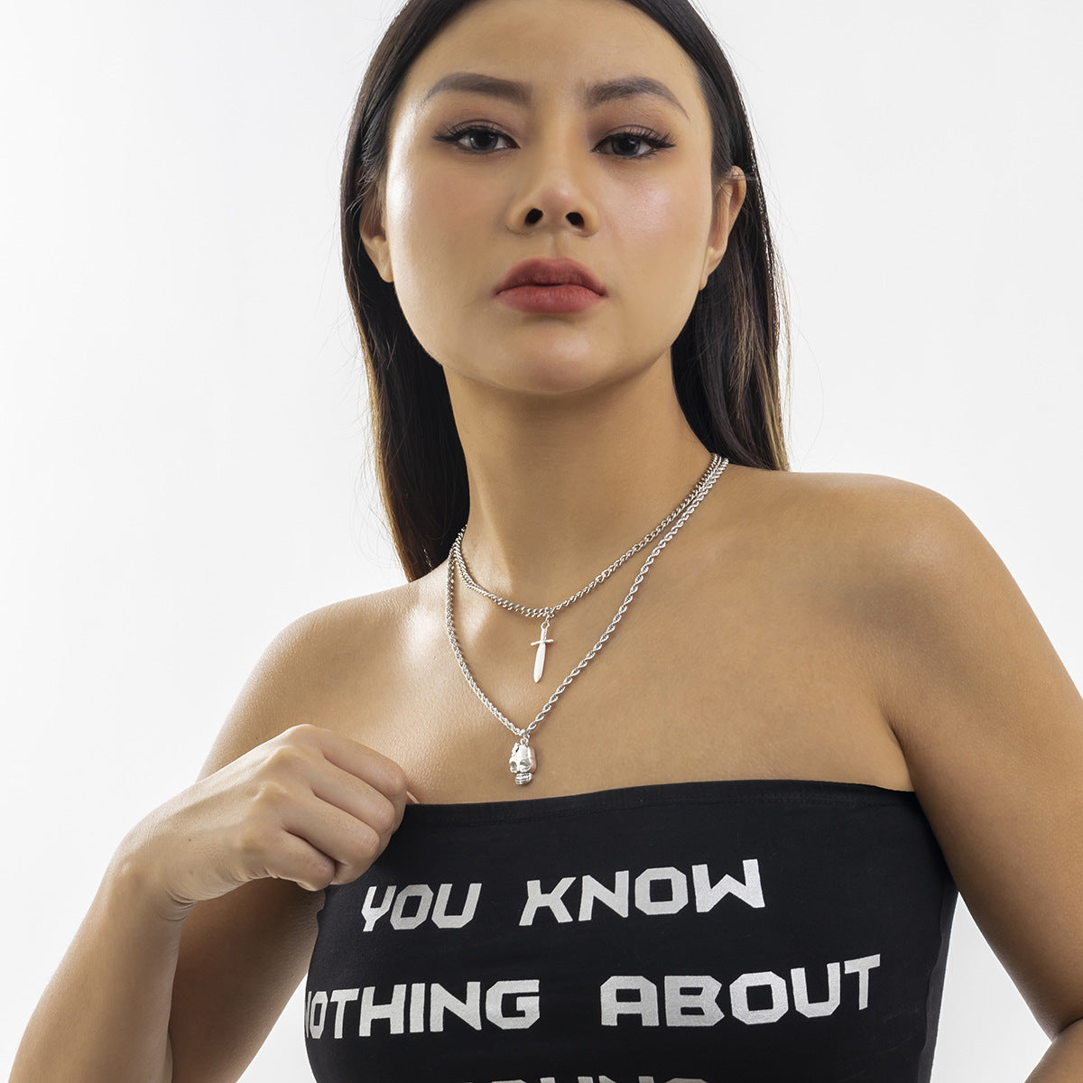Collar Minimalista Geométrico con Colgante para Mujer con Daga y Calavera, Cadena de Aleación de Doble Capa con Acabado Chapado