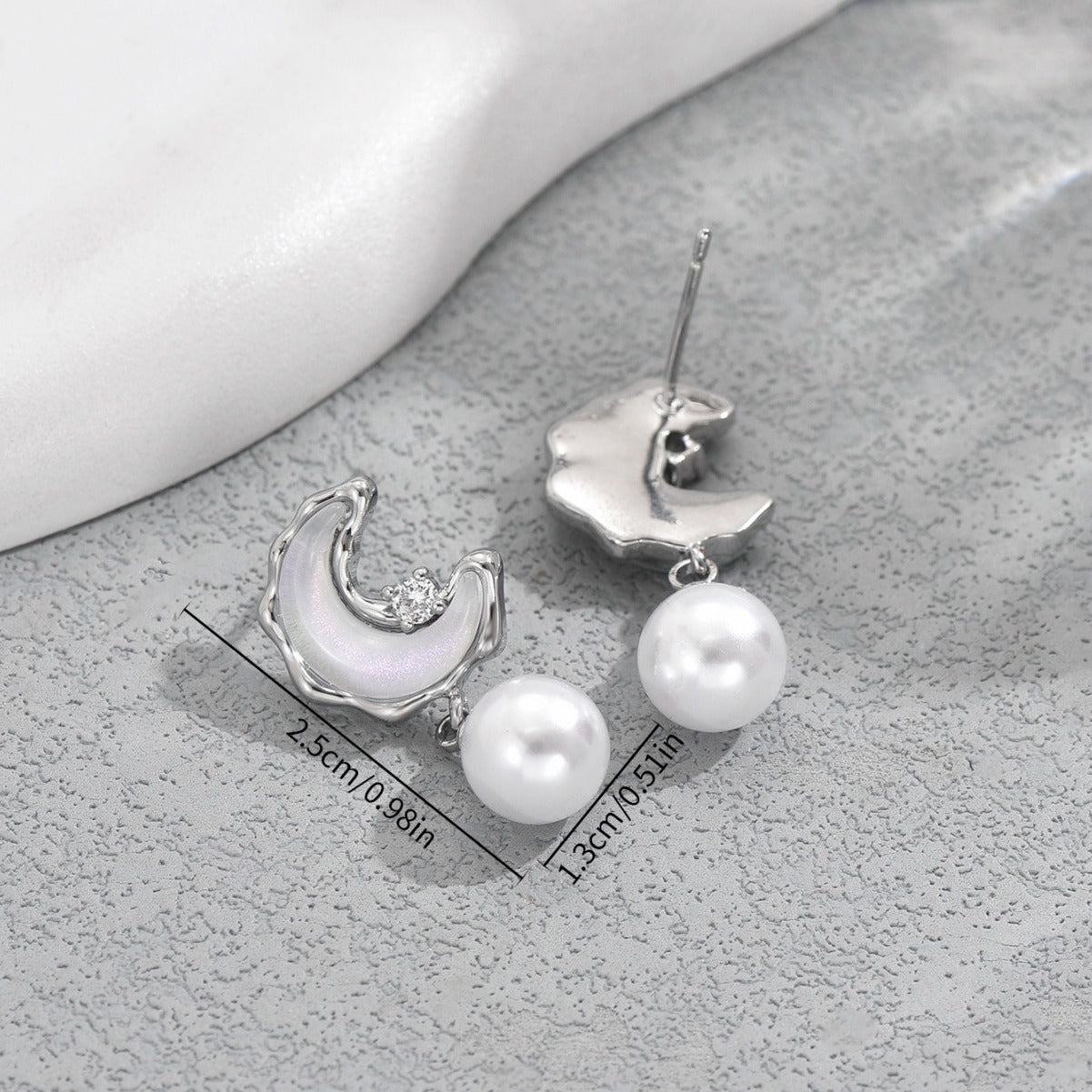 Pendientes minimalistas de perlas en forma de luna para mujer con postes de acero inoxidable
