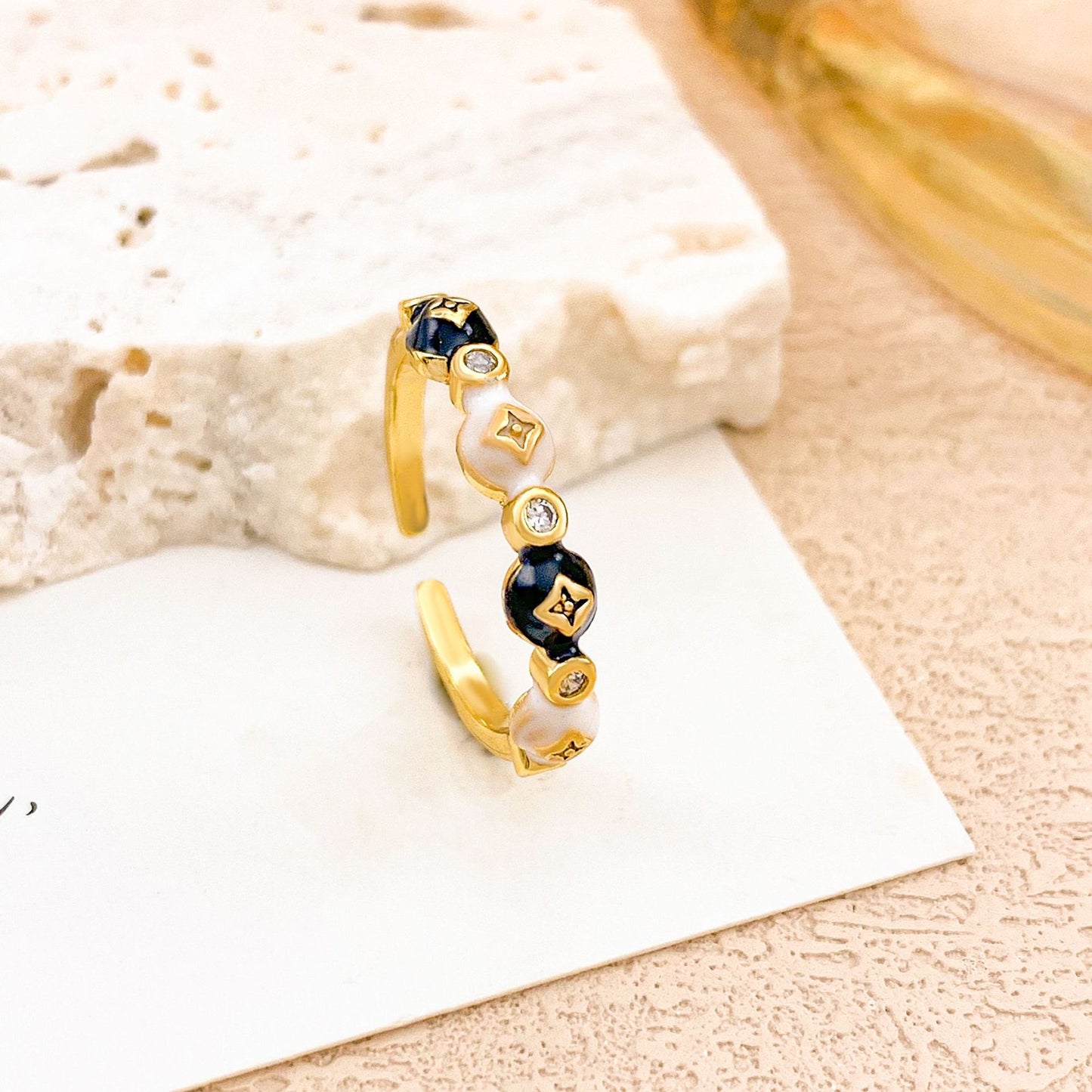 Anello in lega placcato oro con fiori a goccia smaltati per donna