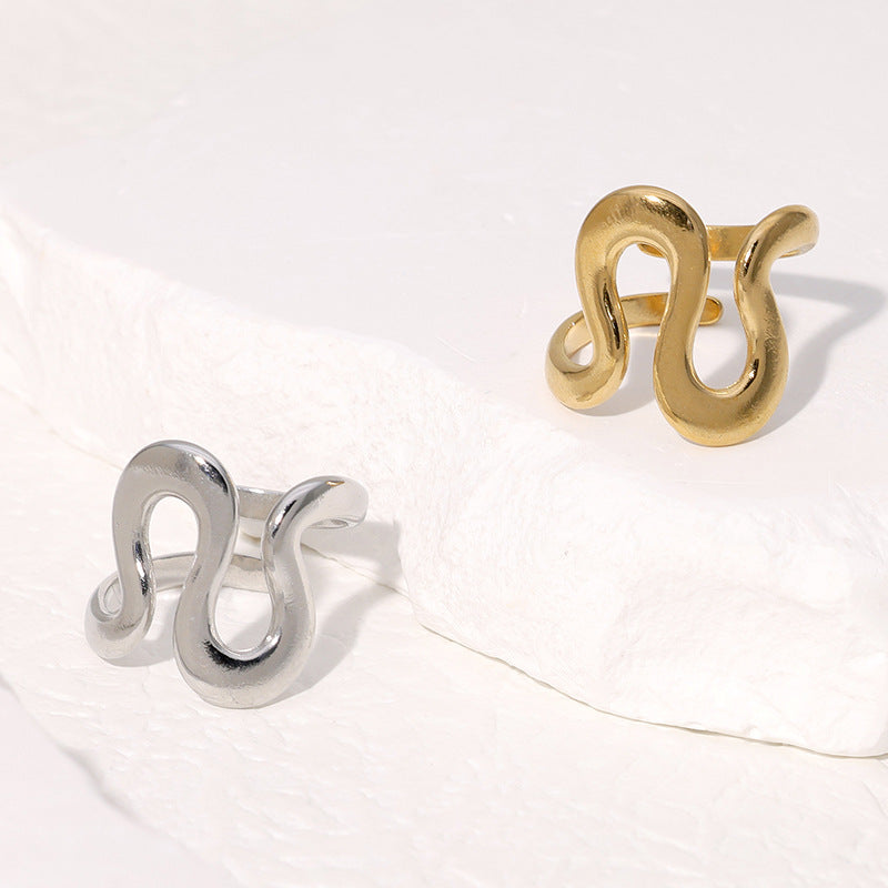 Anillo de titanio y acero geométrico minimalista de extremo abierto para mujer con acabado galvanizado y detalle lineal