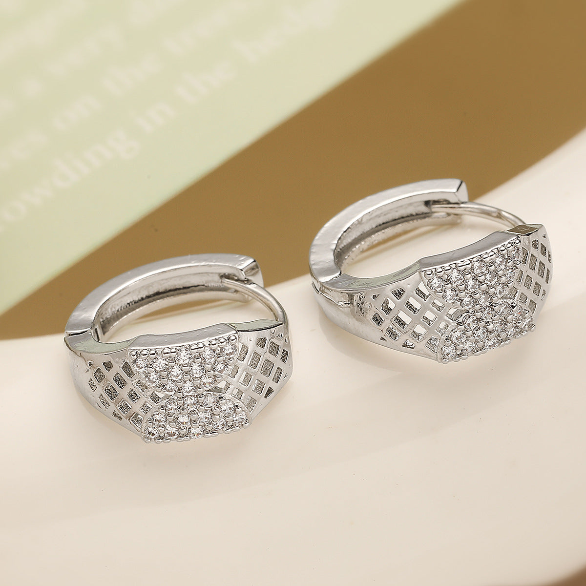 Pendientes de tuerca geométricos vintage para mujer de latón con incrustaciones de circonia micro-pavé y diseño de forma irregular