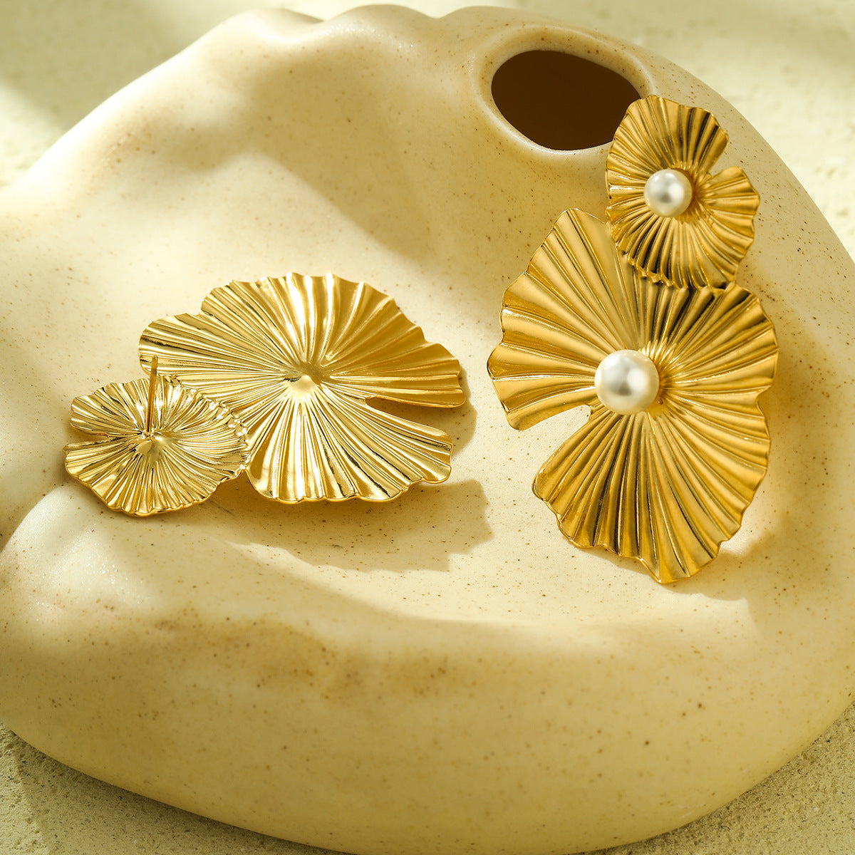 Pendientes de tuerca de acero inoxidable con forma floral vintage con acabado chapado para mujer