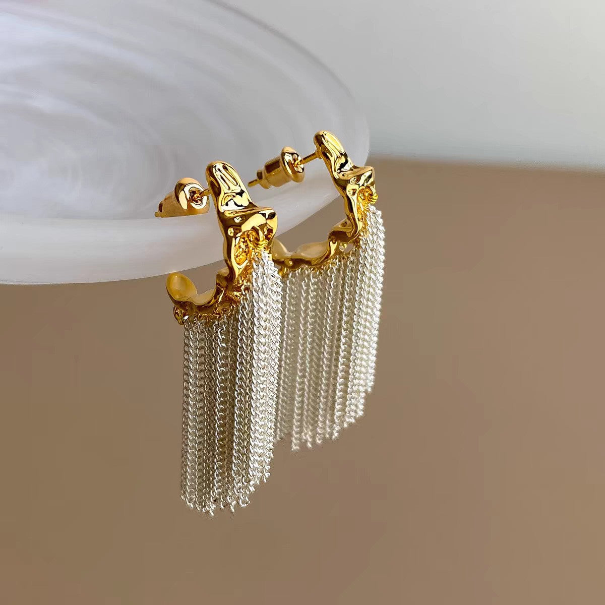 Pendientes de metal geométricos minimalistas con incrustaciones de diamantes de imitación y acabado cepillado para mujer