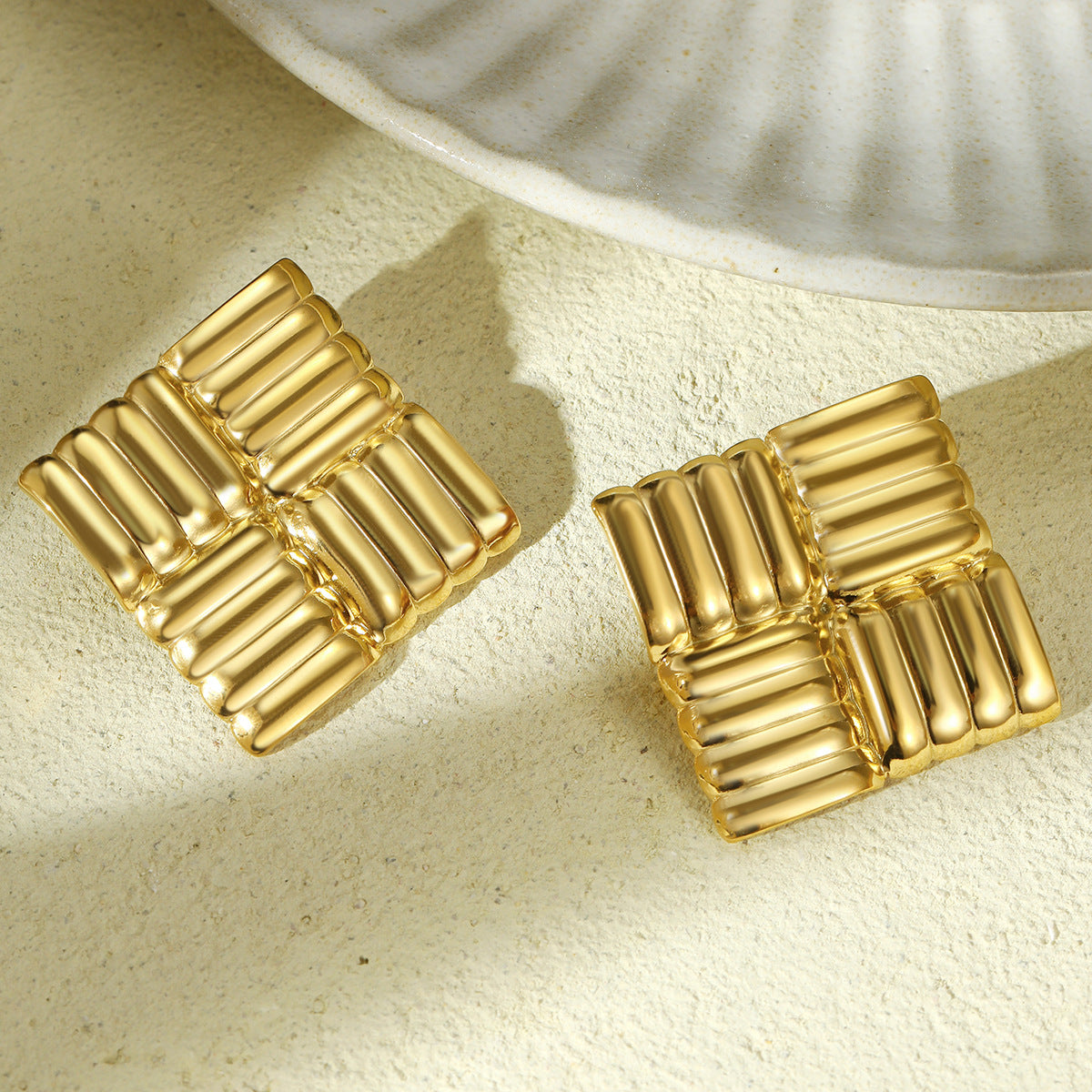 Pendientes de acero de titanio con textura cuadrada geométrica a la moda para mujer con acabado chapado y atractivo minimalista de lujo