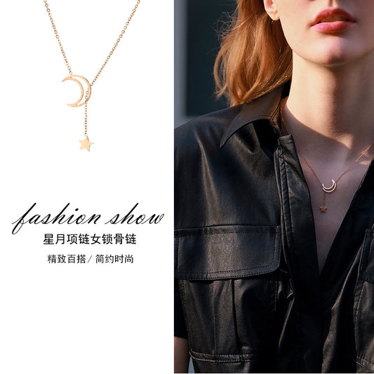 Collana Minimalista da Donna Placcata in Acciaio al Titanio a Forma di Lettera con Catena a O e Ciondolo a Medaglione