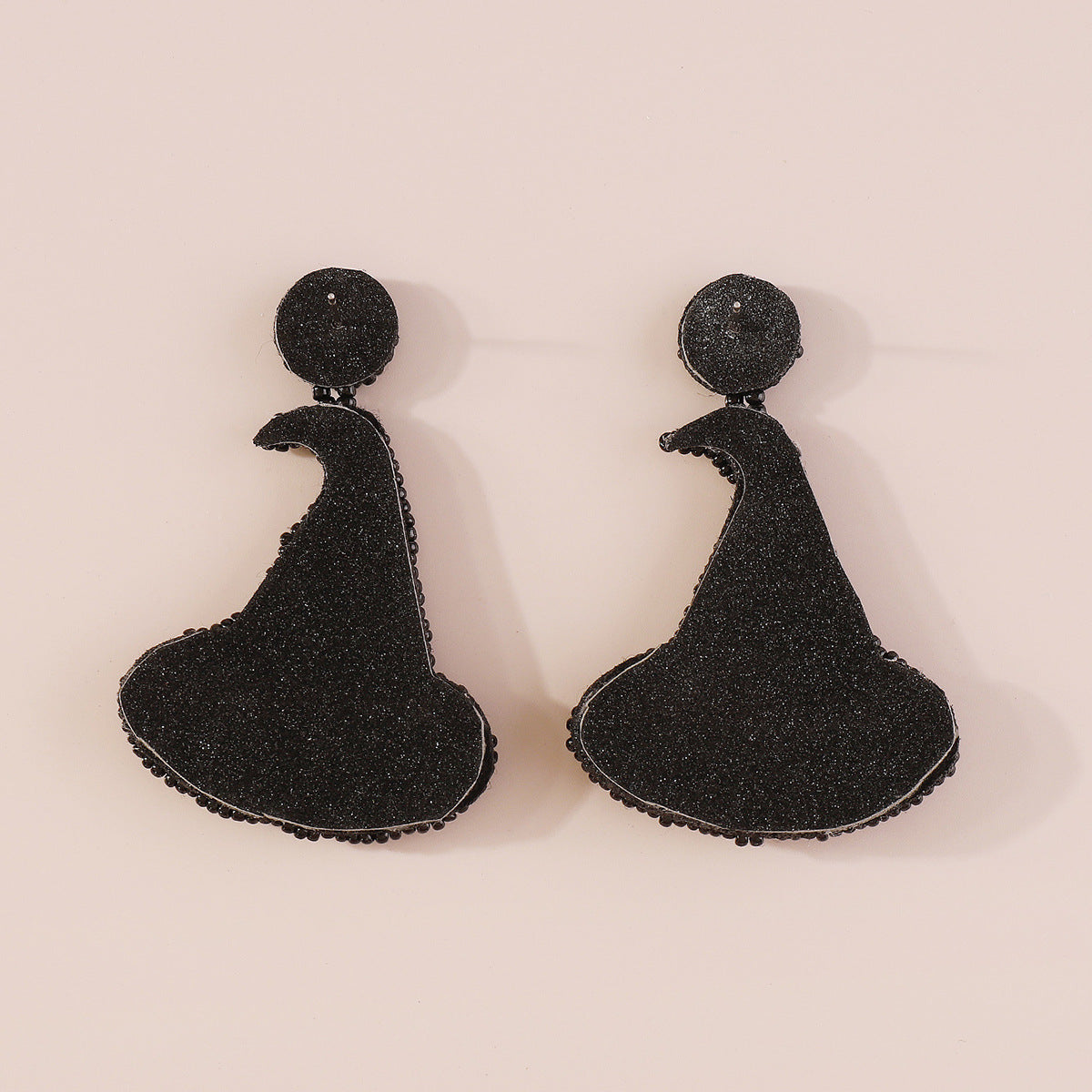 Pendientes de disfraz de Halloween hechos a mano de estilo bohemio con cuentas, lentejuelas, pedrería y diseño en forma de sombrero para mujer