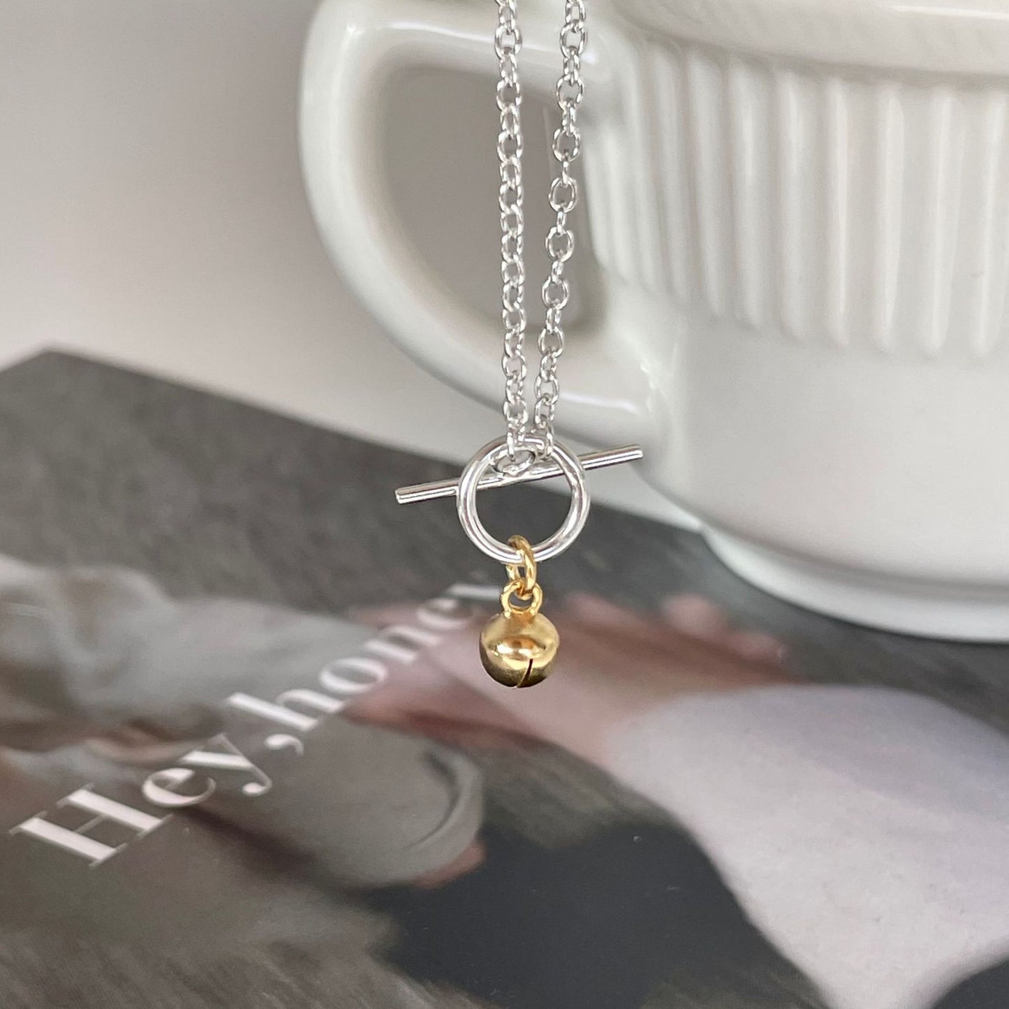 Collana con ciondolo geometrico minimalista naturale con campanella in argento su catena a maglia quadra in argento sterling 925