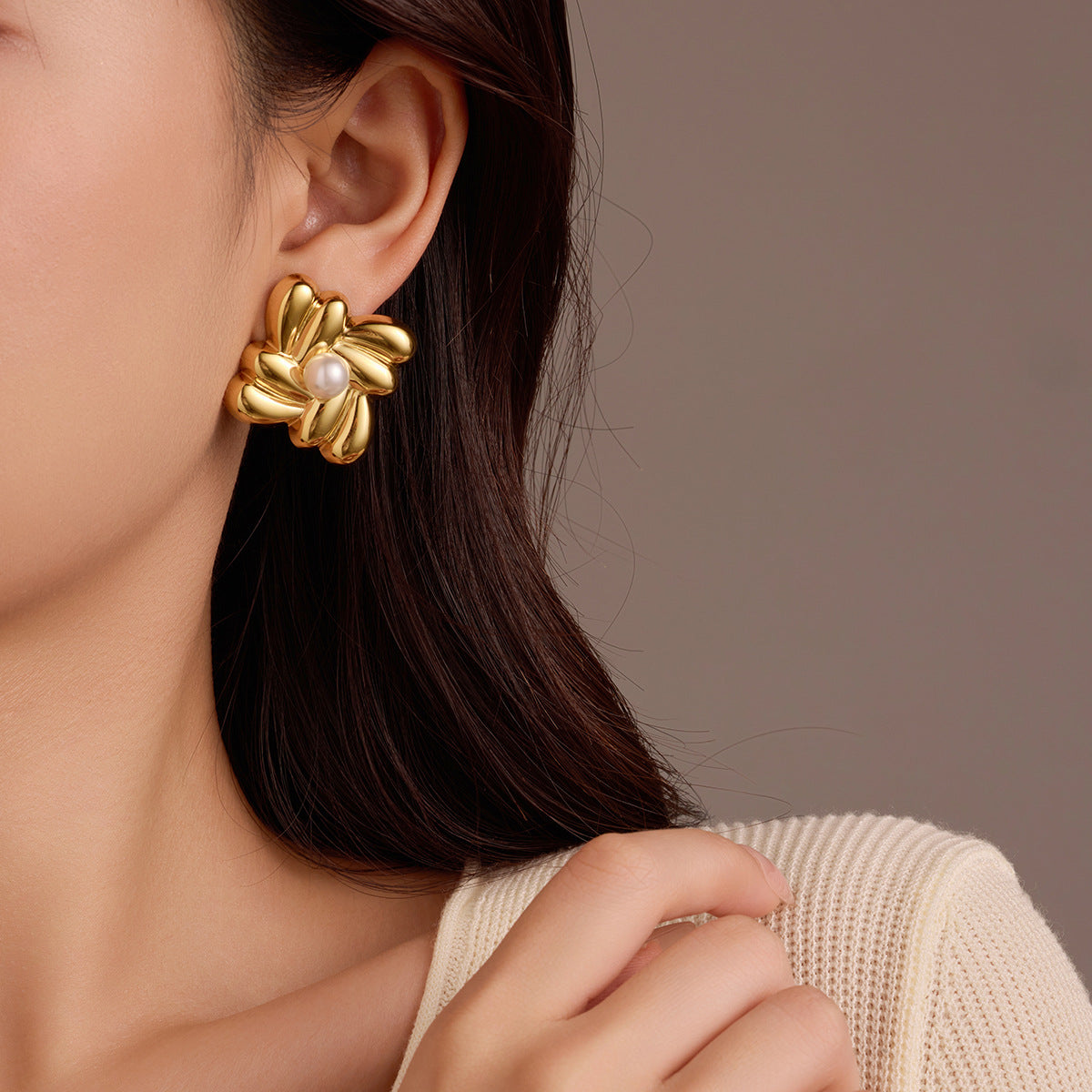 Orecchini quadrati geometrici vintage in titanio e acciaio con intarsio di perle e finitura galvanica per donna