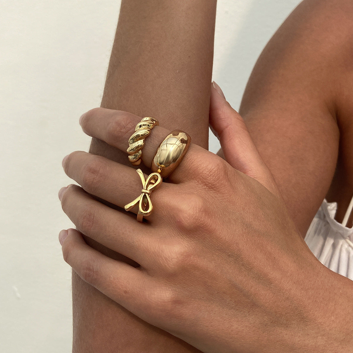 Luxury Elegant Alloy Plated Butterfly Ring with Rhinestone Inlay for Women