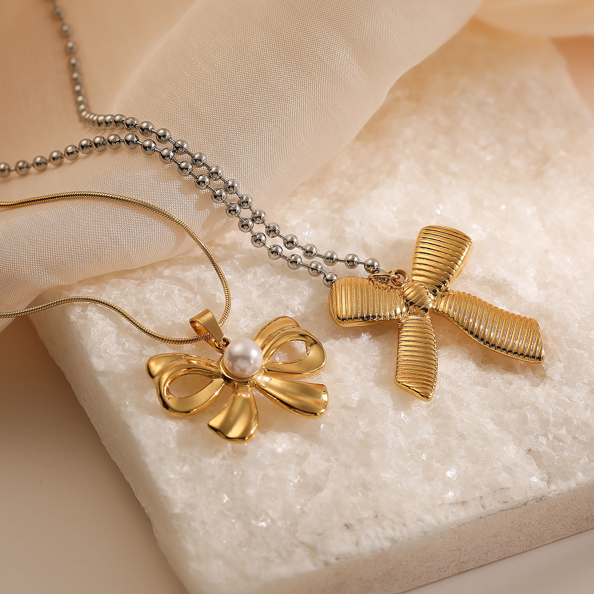 Sweet Vintage Bow-Shaped Pendant Necklace for Women Made of Titanium Steel with Gold Plating