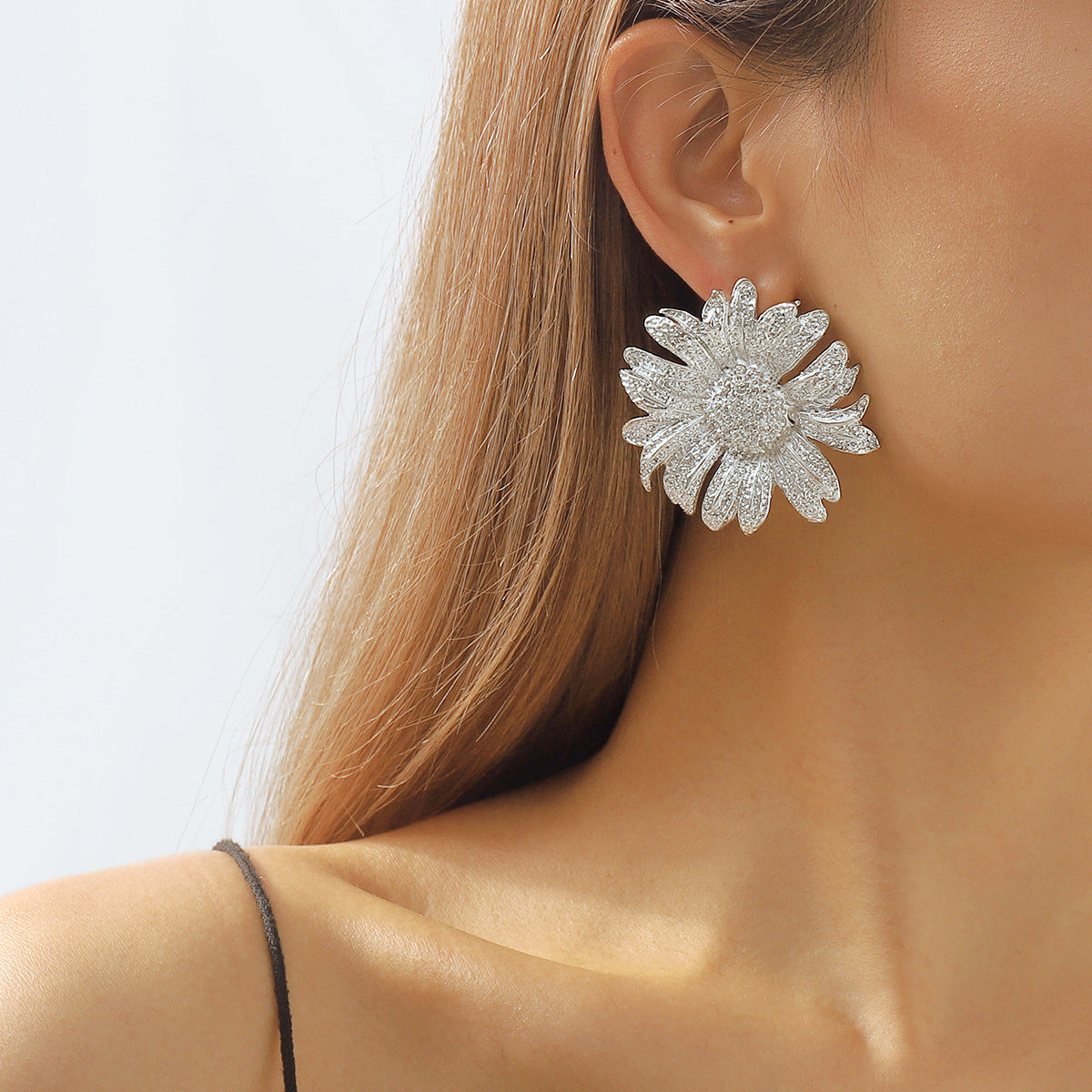 Pendientes de aleación con forma de girasol, de diseño dulce y atrevido, con acabado chapado y diseño floral geométrico para mujer
