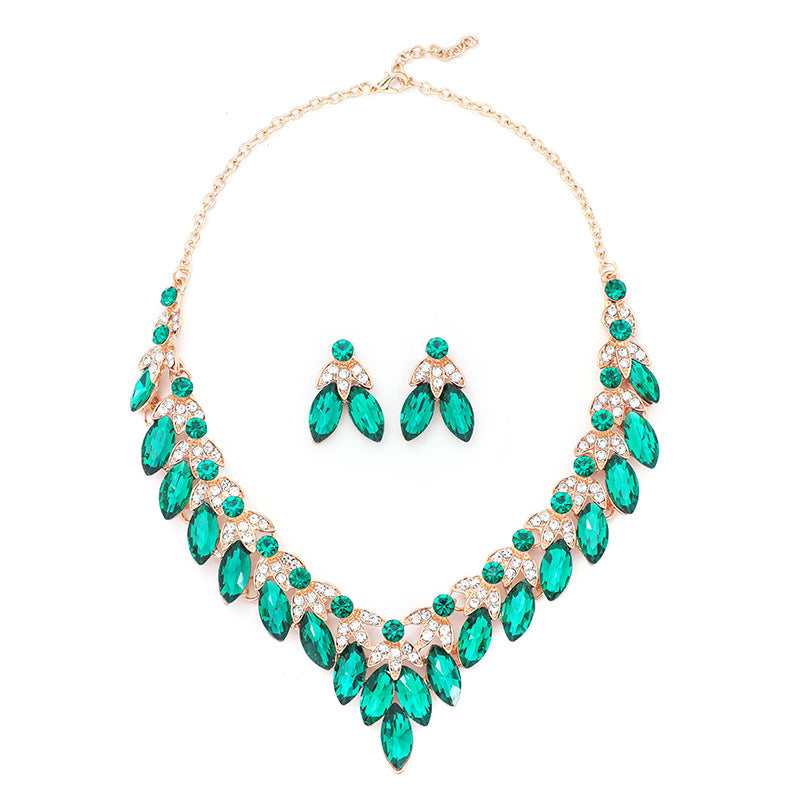 Vintage Floral Leaf Pendant Necklace and Earrings Set for Women Alloy Short Clavicle Chain with Plated Finish