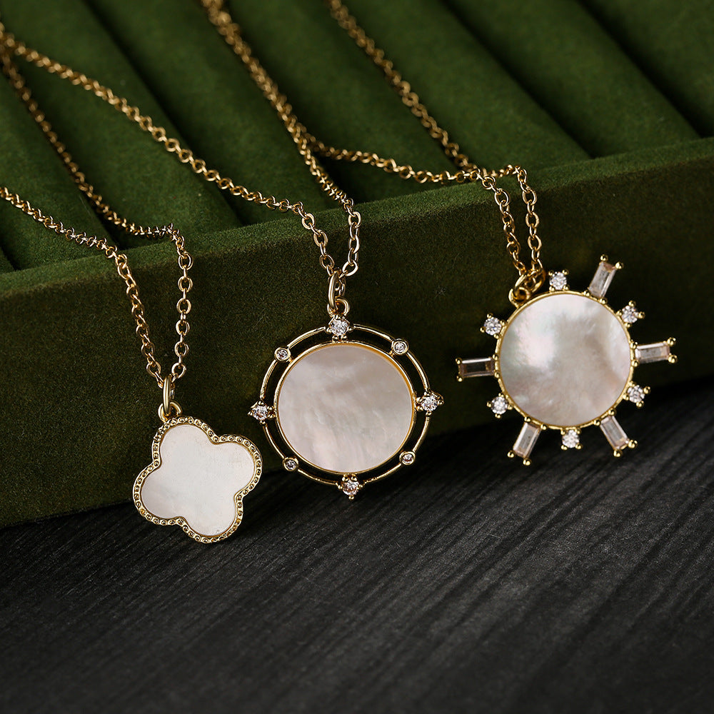 Collana con Ciondolo Geometrico Minimalista a Forma di Quadrifoglio da Donna in Ottone con Placcatura in Oro Vero e Intarsio in Abalone Bianco