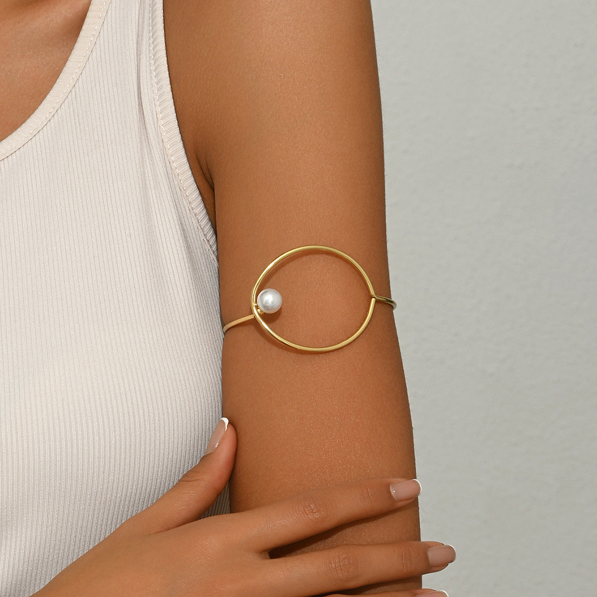 Pulsera Redonda Geométrica Minimalista para Mujer Hecha de Aleación de Zinc con Incrustaciones de Perlas y Diseño Hueco