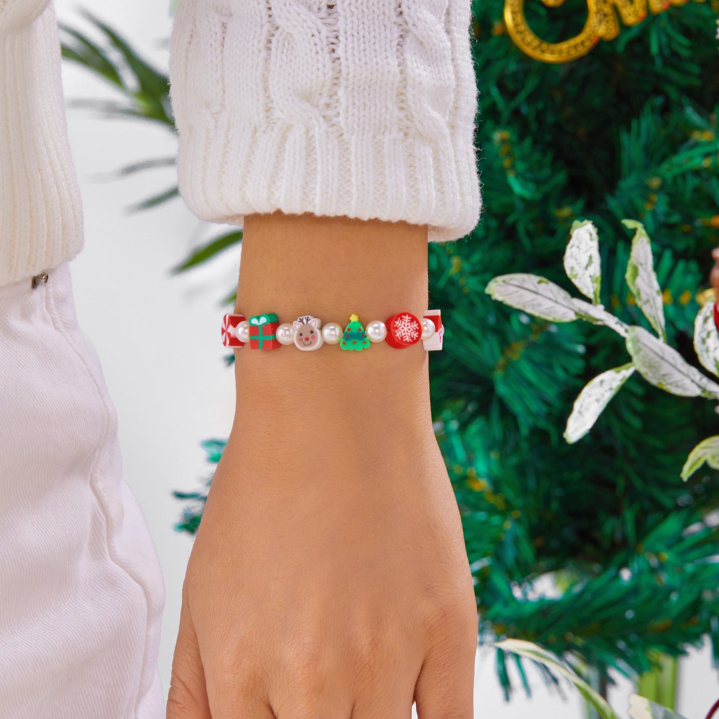 Braccialetto in argilla polimerica a tema natalizio con Babbo Natale, pupazzo di neve ed elementi festivi per un abbigliamento unisex alla moda
