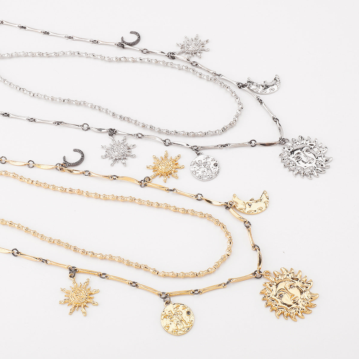 Collana da donna con ciondolo luna e stella vintage, con base in lega e intarsio di strass su catena standard
