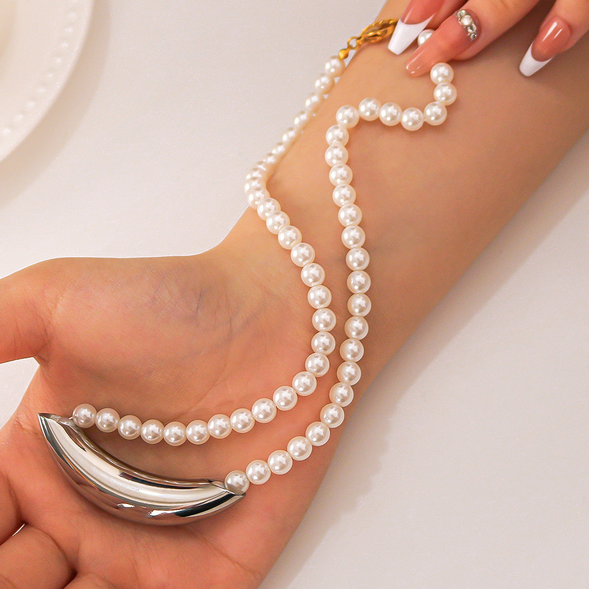 Minimalist Stainless Steel Arc Tube Pearl Necklace for Women with Vacuum Plated 18K Gold Finish and Glass Bead Accents