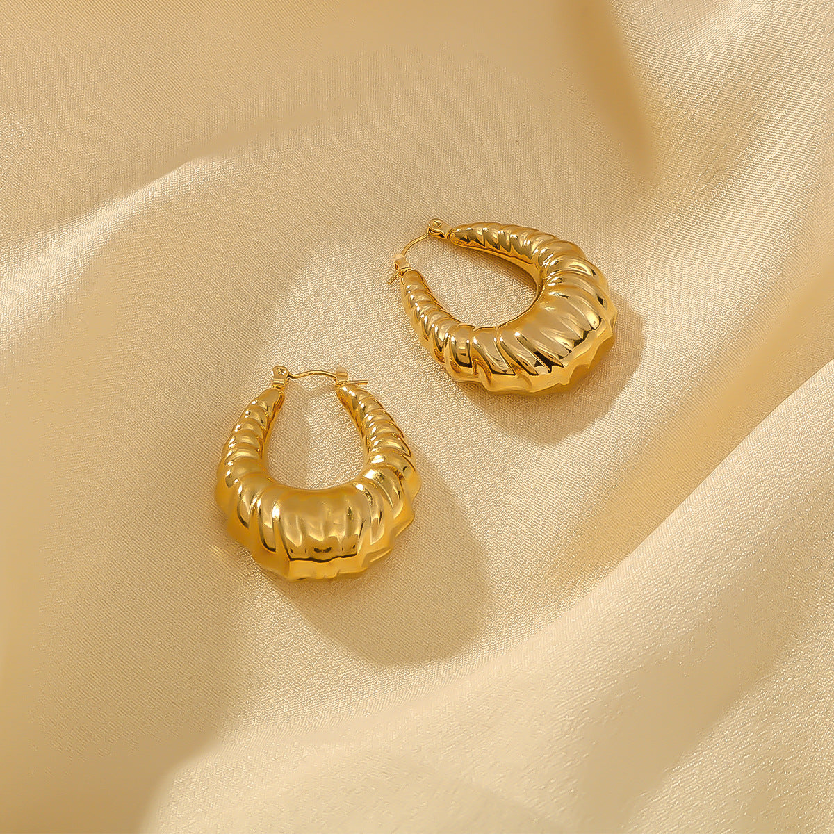 Orecchini a Cerchio Geométrici Ispirati al Vintage in Acciaio Inossidabile con Placcatura in Oro 18K e Textura a Croissant