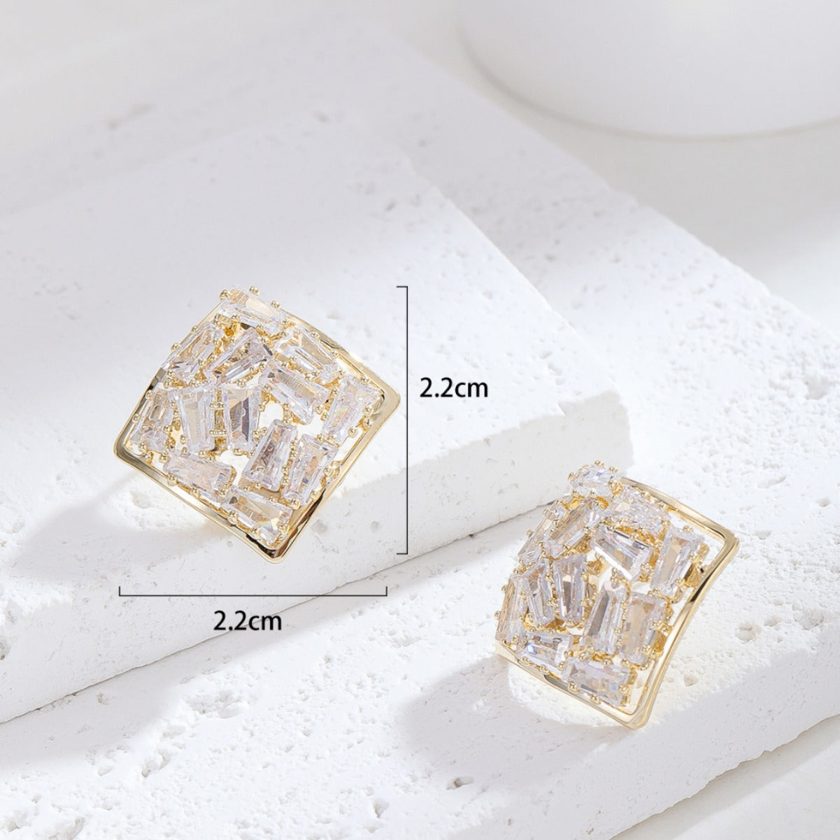 Aretes de botón minimalistas geométricos de diamantes de imitación en cobre con postes de acero inoxidable, diseño cuadrado y en forma de estrella