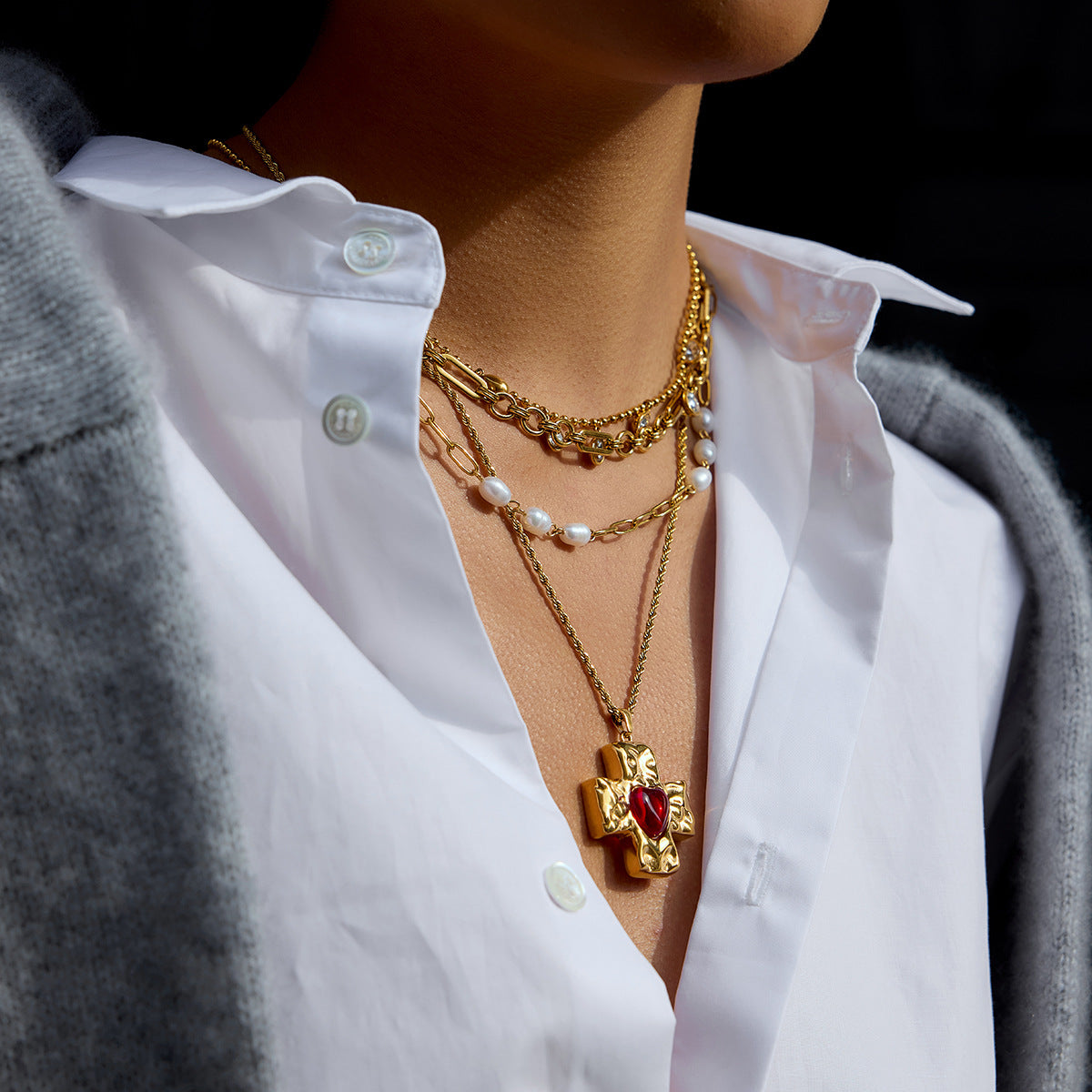 Collar minimalista con dije de cruz para mujer en acero de titanio con incrustaciones de circonita y chapado de oro PVD en cadena de acero inoxidable