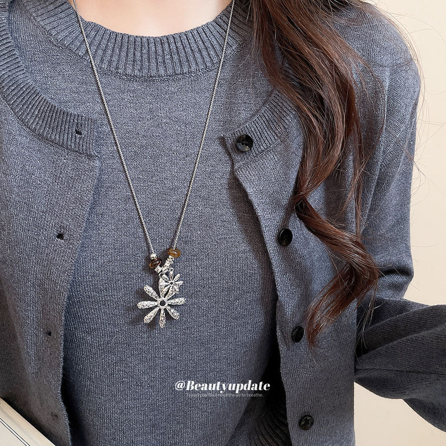 Collana minimalist con ciondolo floreale in occhio di tigre, elegante, da donna, con catena in lega placcata oro e stile catena maglione