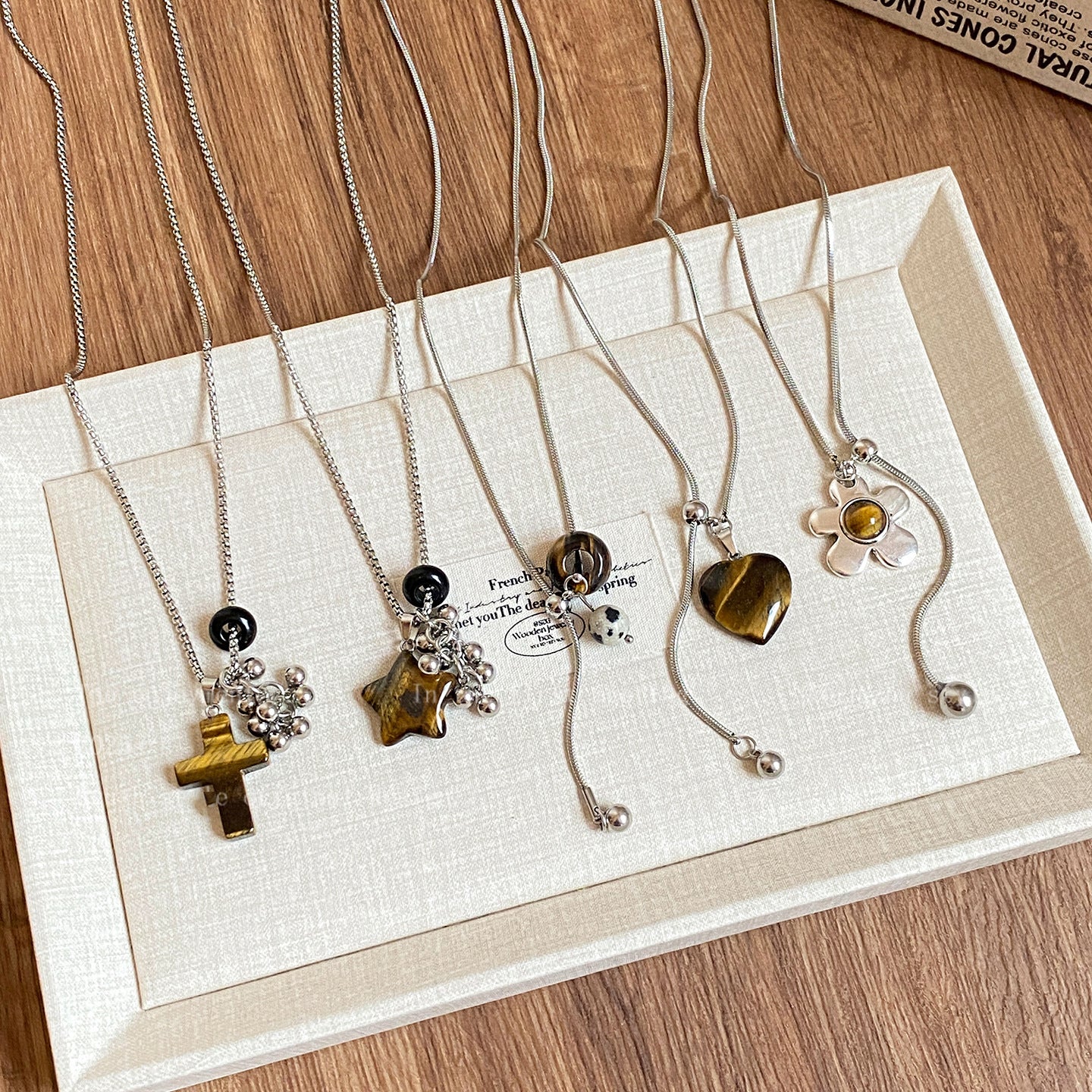 Collana con ciondolo geometrico minimalista in acciaio inossidabile con perle di occhio di tigre da donna, catena leggera casual per maglione con finitura placcata