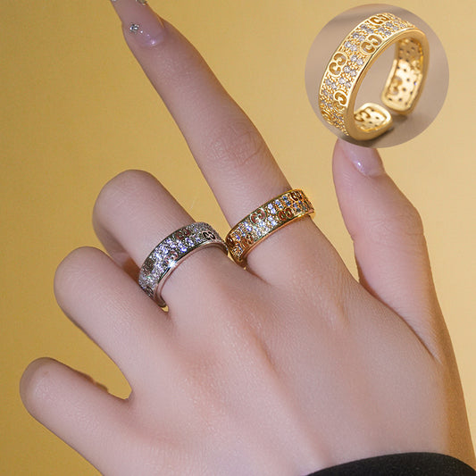 Anillo Minimalista de Cobre Bañado en Oro con Forma de Letra y Incrustaciones de Pedrería para Parejas