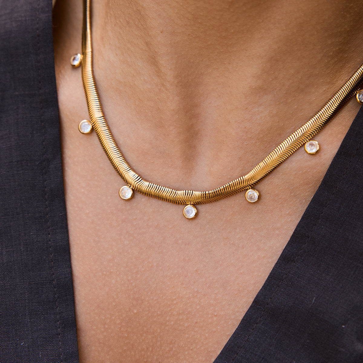 Collana da donna in acciaio inossidabile placcato oro 18 carati con zirconi, dal design geometrico di lusso