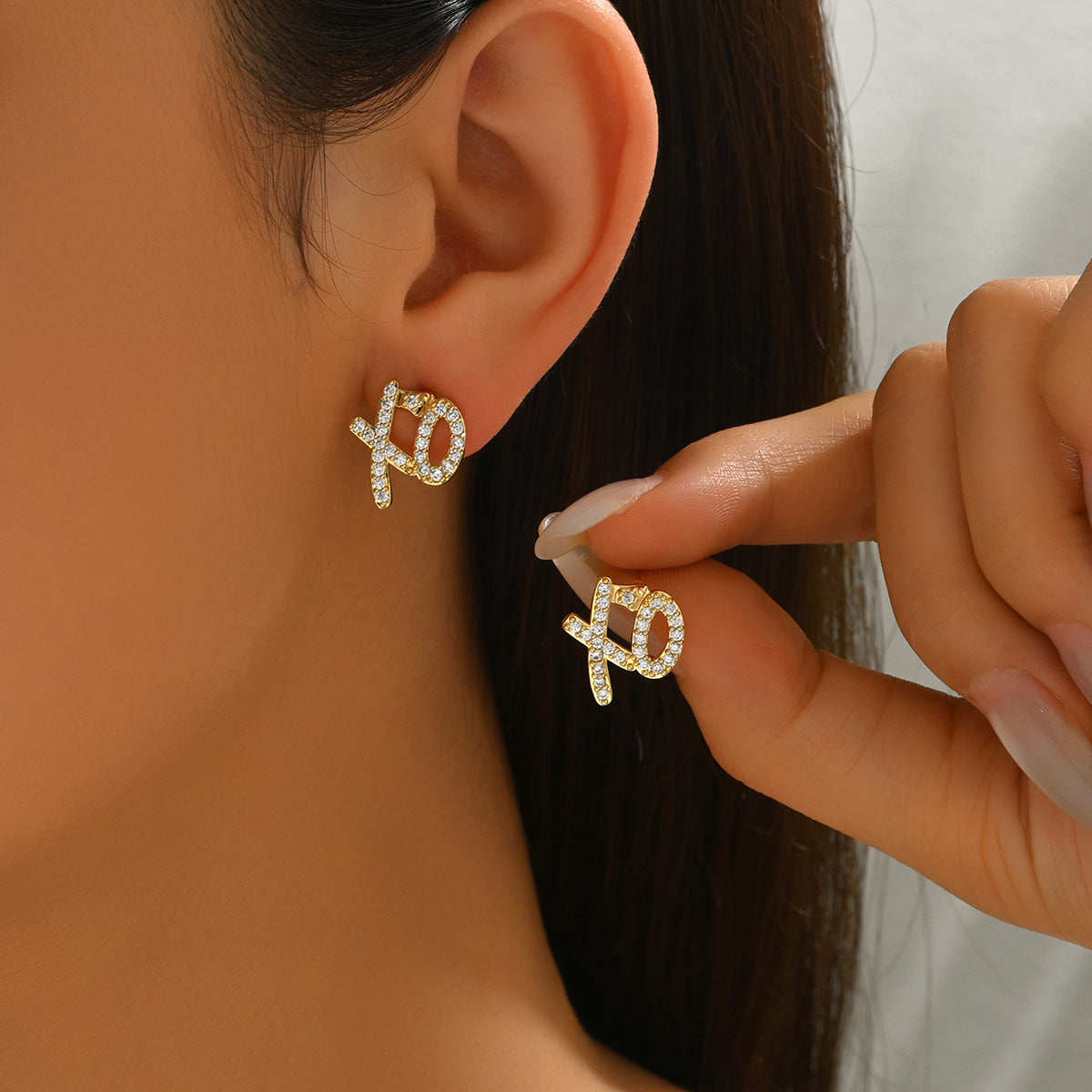 Orecchini a perno da donna minimalisti geometrici a forma di XO in rame con intarsio in zircone