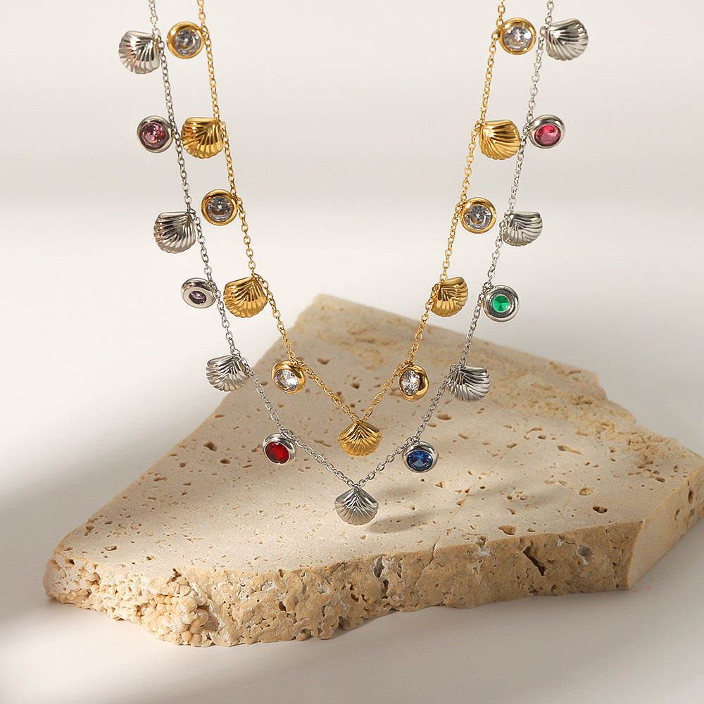Collana da donna in acciaio inossidabile geometrica stile INS con ciondolo a conchiglia placcato oro 18 carati e intarsio in zircone