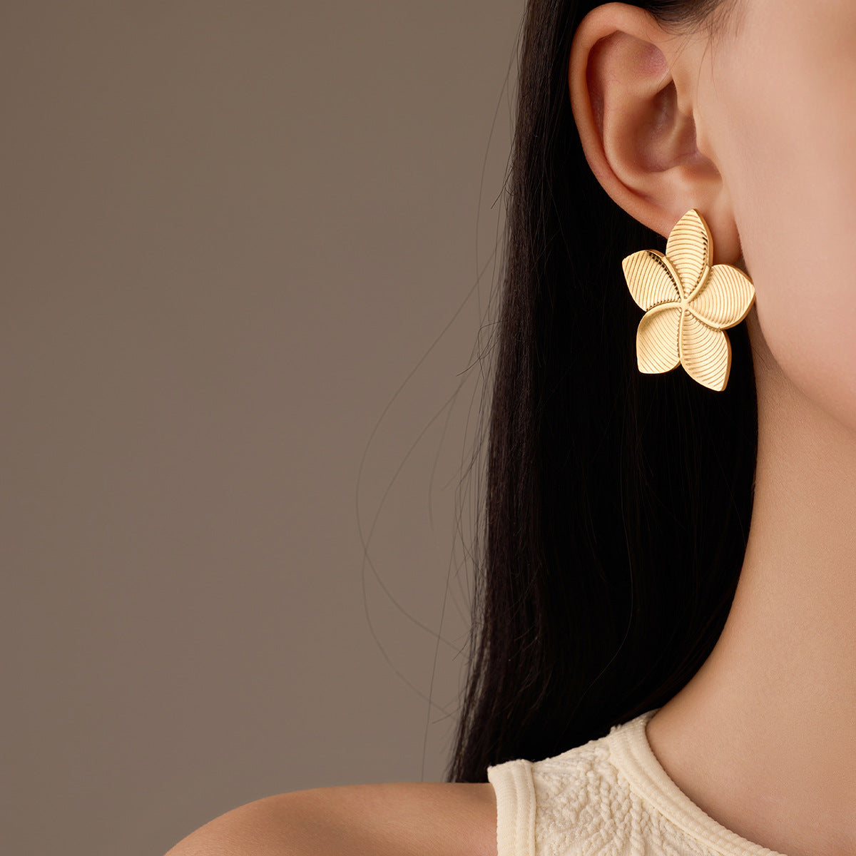 Orecchini alla moda a forma di foglia floreale in acciaio al titanio placcati oro 18 carati da donna