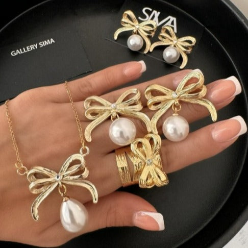 Collana geometrica in lega con fiocco e perle imitate, catena placcata per donna