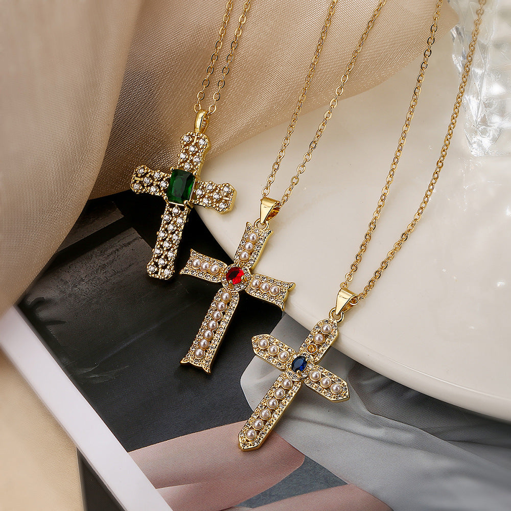 Collana da donna con ciondolo a croce minimalista in ottone con intarsio in zirconi cubici e inserti in perle